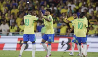 Lucas Paquetá celebrando su anotación.