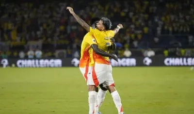 Luis Díaz festejando con Dávinson Sánchez.