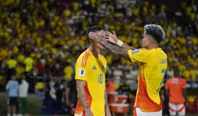 Luis Díaz le pone la corona de rey a James Rodríguez.