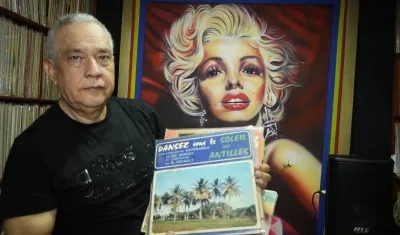 Manuel Henríquez Esmeral. Al fondo, un retrato de Marilyn Monroe, de su creación.