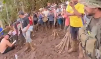 Militares secuestrados por la comunidad.