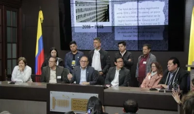 El Ministro de Trabajo, Antonio Sanguino, radicando el proyecto.