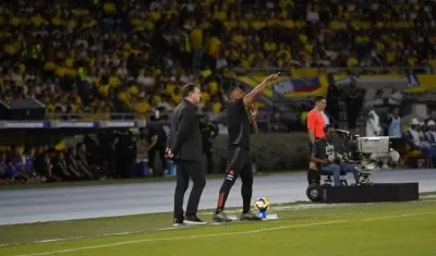 Néstor Lorenzo y su asistente técnico Luis Amaranto Perea.