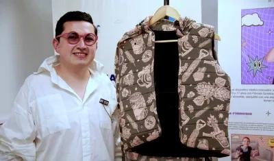 Omar Marroquín con su desarrollo, Vestik.