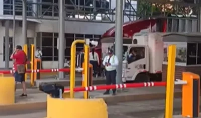 Talanqueras alzadas en peaje de Sabanagrande. 