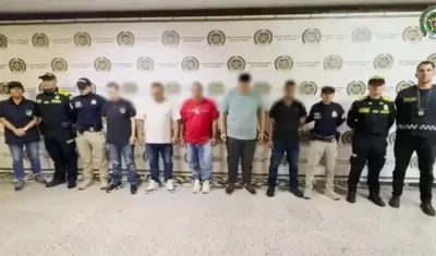 Los capturados junto a las autoridades.