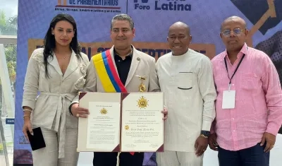 El rector Arcesio Castro Agudelo recibió la exaltación en nombre de la comunidad académica. 