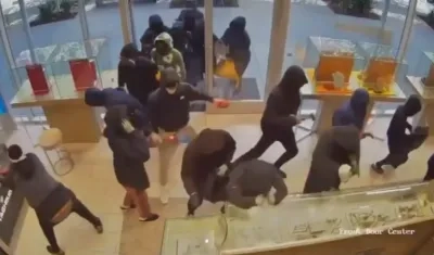 Momento en que los ladrones estaban dentro de la joyería. 