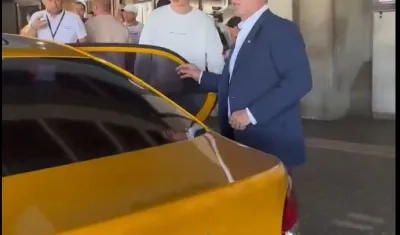 Alfredo Saade tomando un taxi en Medellín.