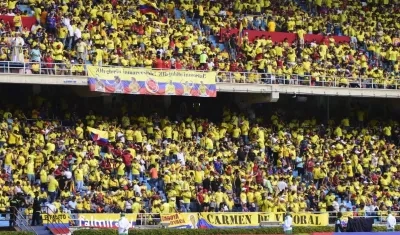 Los hinchas colombianos en el estadio Metropolitano.