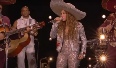Shakira con el mariachi Gamamil.