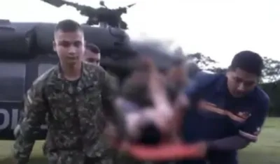 Momento en que los soldados son auxiliados y trasladados a un centro asistencial. 