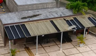 El techo de la piscina de uno de los conjuntos residenciales afectados. 