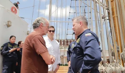 Gobernador Verano en compañía de oficiales de la Armada Nacional. 