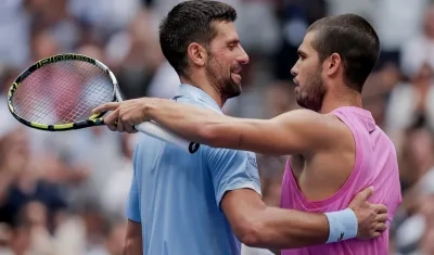 El saludo de Novak Djokovic y Carlos Alcaraz tras su partido de este viernes. 