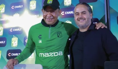 Ignacio Ambriz con el presidente del León, Jesús Martínez Murguía.