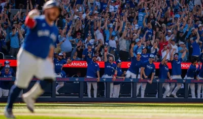El mexicano Alejandro Kirk recorre las bases tras conectar uno de sus dos jonrones ante Tampa Bay.