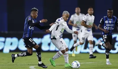 El barranquillero Michael Barrios, delantero del Once Caldas, durante el partido de ida contra Independiente del Valle.