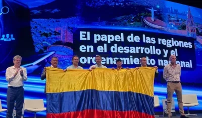 Buce Mac Master junto a alcaldes. 