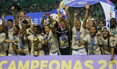 Jugadoras de Deportivo Cali celebran con el trofeo de la Liga Profesional Femenina Colombia.