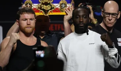 Saúl 'Canelo' Álvarez y Terence Crawford posan antes de su combate de este sábado en Las Vegas.