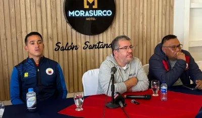 Camilo Ayala, técnico del Pasto, y Óscar Casabón (centro), presidente del Pasto, durante la rueda de prensa.