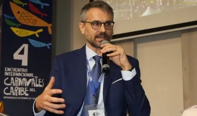 El conferencista Andrea Mazzi, conversando del Carnaval de Viareggio, Italia. 