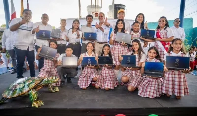 Entrega de computadores en Atlántico. 