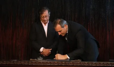 Juan Manuel Corzo durante su posesión ante el presidente Gustavo Petro. 