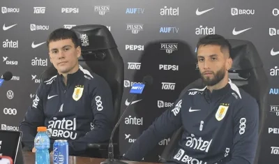 Los jugadores uruguayos Facundo Pellistri y Rodrigo Bentancur.