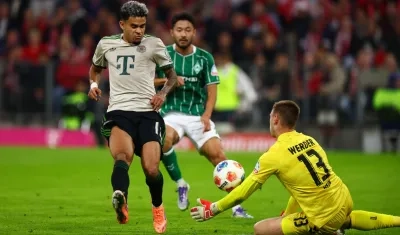 Karl Hein, portero del Werder Bremen, salva un mano a mano con Luis Díaz. 