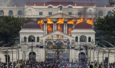 El fuego y el humo se elevan del palacio Singha Durbar. 