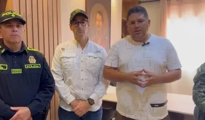 El comandante de la Policía del Atlántico, coronel John Harvey Peña; el secretario del Interior del Gobierno, José Antonio Luque, y el alcalde de Baranoa, Edinson Palma.