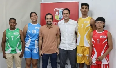 El director de Indeportes Atlántico, Iván Urquijo, duranta la entrega de uniformes a los equipos participantes.