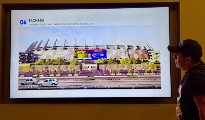 El alcalde Alejandro Char mostrando la que será la nueva fachada del estadio.