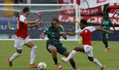 Acción del partido de ida entre Santa Fe y Cali, en Bogotá. 