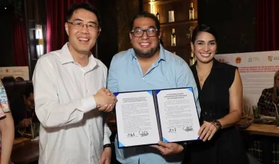 Embajador de China en Colombia, Zhu Jingyang, junto al alcalde de Puerto Colombia, Plinio Cedeño, y su esposa Katherine De la Hoz.