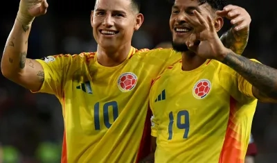 James Rodríguez celebra con Luis Suárez, figura de Colombia contra Venezuela. 