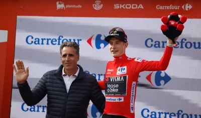 Jonas Vingegaard compartió en el podio con Miguel Indurain, cinco veces ganador del Tour de Fancia. 