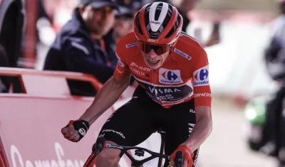 Jonas Vingegaard cruza la meta como ganador de la penúltima etapa de la Vuelta a España.