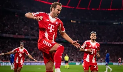 Harry Kane celebra uno de sus goles al Chelsea. Al fondo, el colombiano Luis Díaz. 