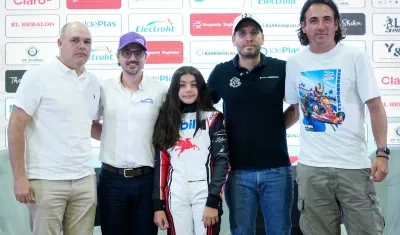 La piloto bogotana Alicia Ladino acompañada de los organizadores del Gran Premio Rotax del Caribe.  