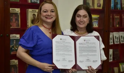 La diputada Alejandra Moreno y la periodista y escritora Loor Naissir.