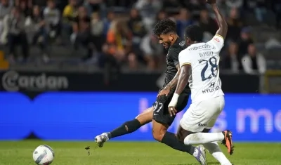 El remate de Luis Suárez que significó el gol del triunfo del Sporting 