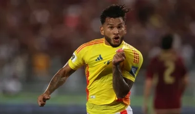 El samario Luis Suárez festejando uno de sus goles contra Venezuela, en Maturín.