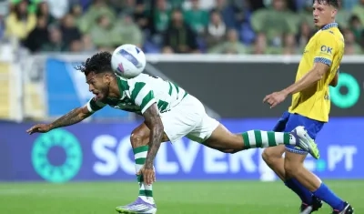 Luis Suárez intenta rematar hacia la portería del Estoril Praia.