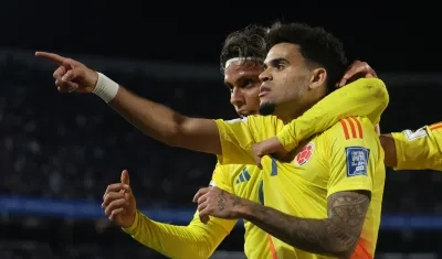 El guajiro Luis Díaz festeja un gol con Richard Ríos.