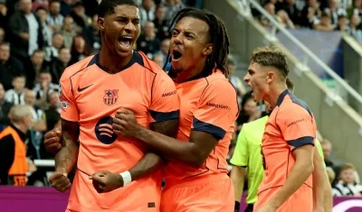 Marcus Rashford celebra con su compañero de equipo Jules Kounde. 