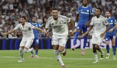 Kylian Mbappé celebra tras marcar, de penalti, el segundo gol del Real Madrid.