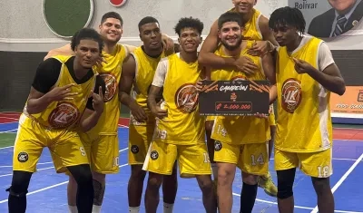 Integrantes de Micheladas LK Élite tras conquistar el título del Basket Directo CUP.